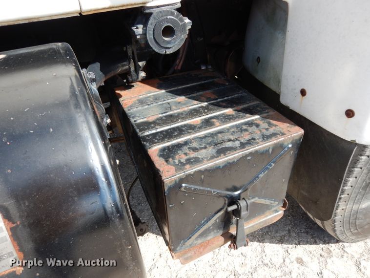 image for item DJ3006 1982 Mack R686ST winch truck