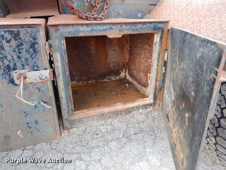 image for item DJ3006 1982 Mack R686ST winch truck