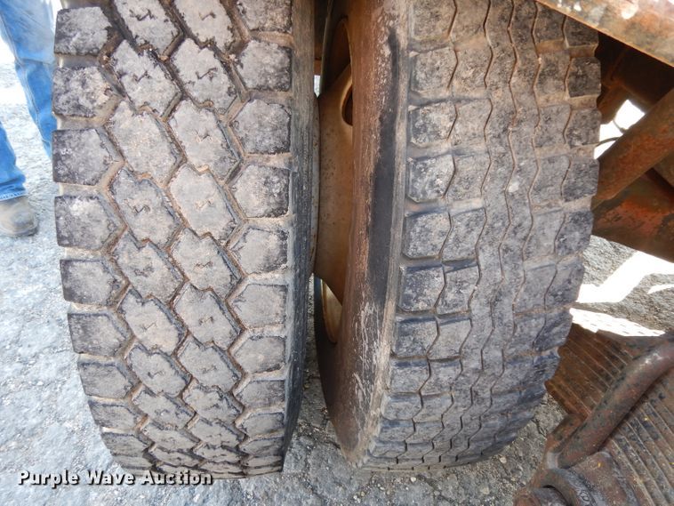 image for item DJ3006 1982 Mack R686ST winch truck