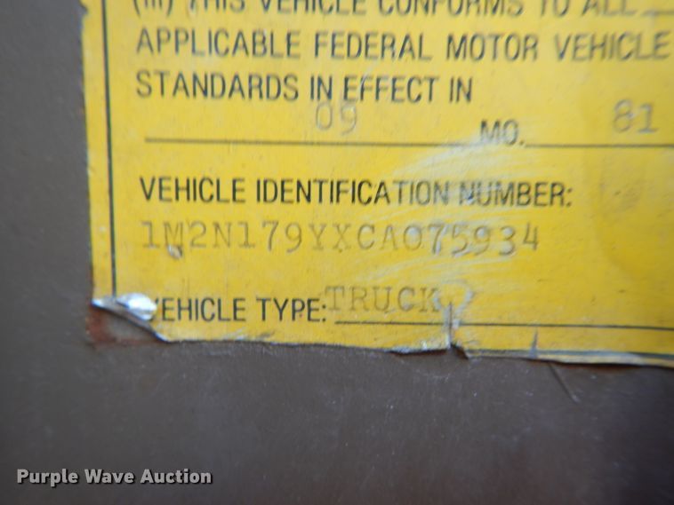 image for item DJ3006 1982 Mack R686ST winch truck