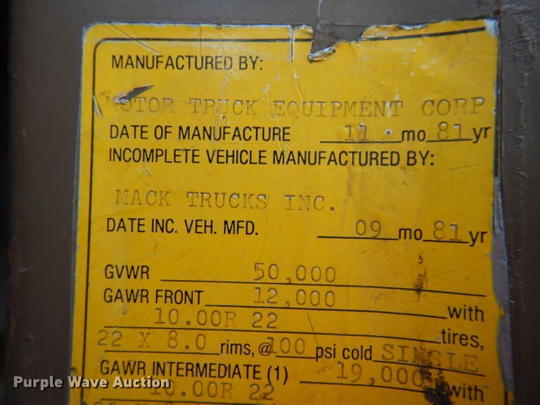 image for item DJ3006 1982 Mack R686ST winch truck