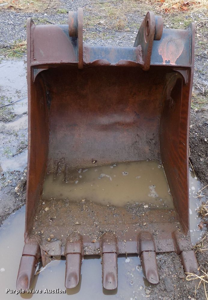 image for item DO9393 Caterpillar 28"W excavator bucket