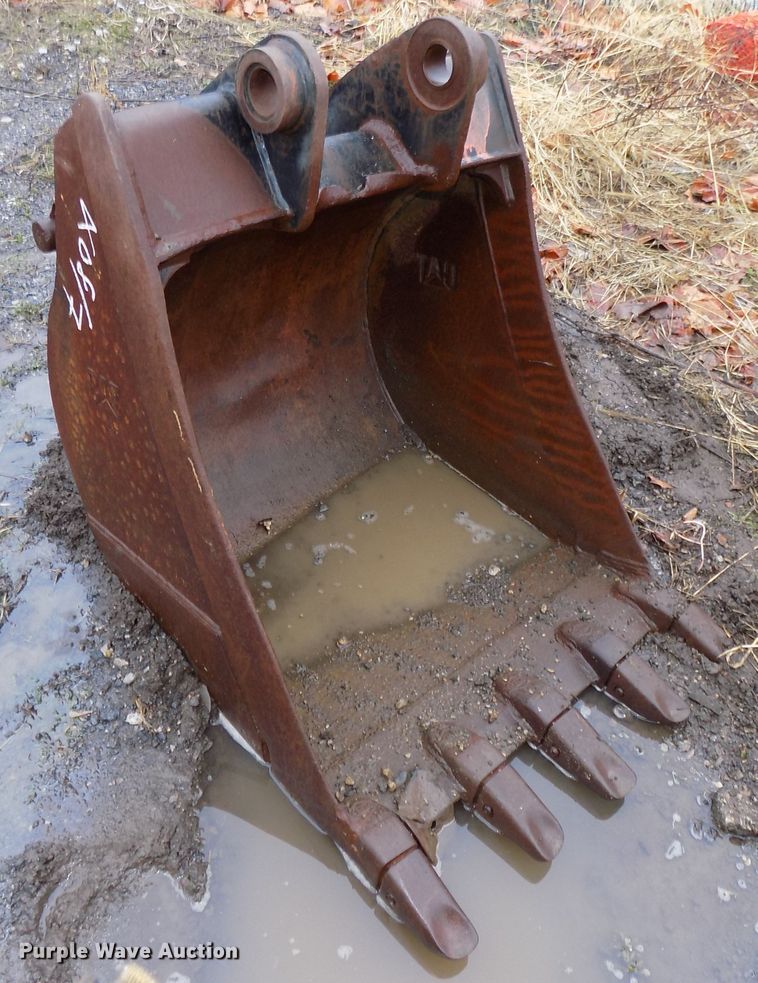 image for item DO9393 Caterpillar 28"W excavator bucket