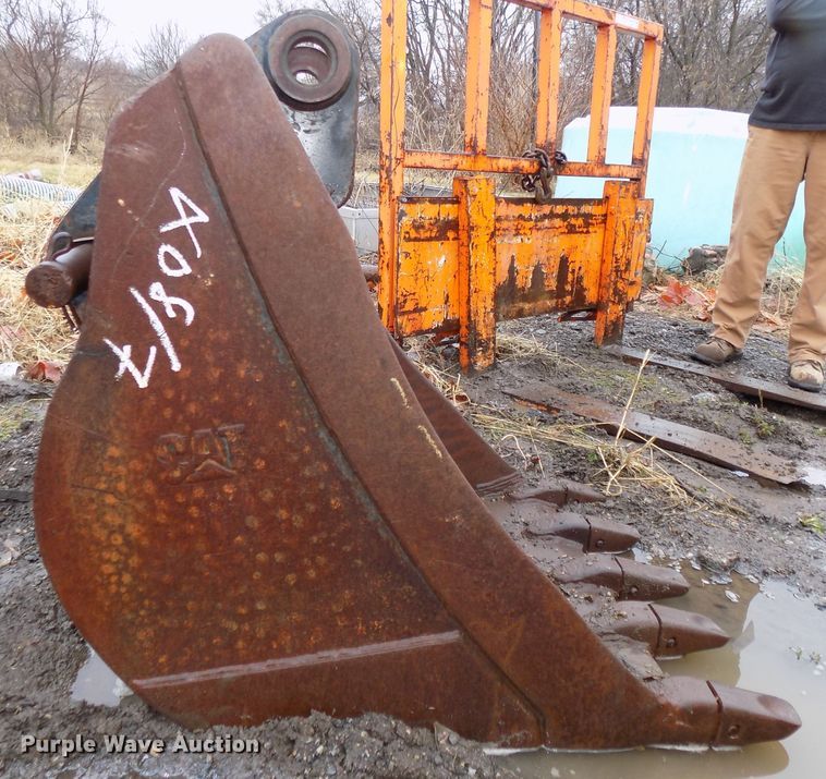 image for item DO9393 Caterpillar 28"W excavator bucket