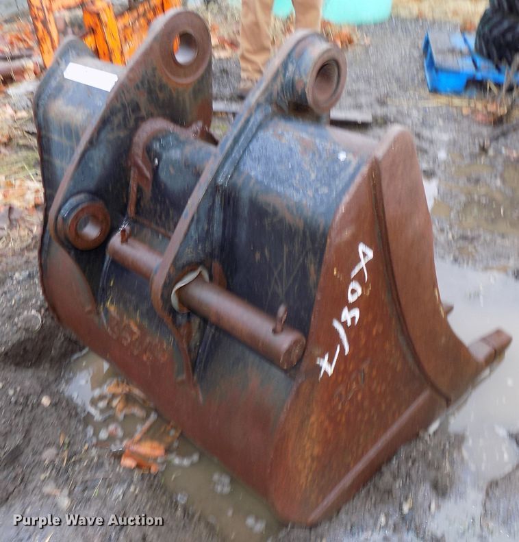 image for item DO9393 Caterpillar 28"W excavator bucket