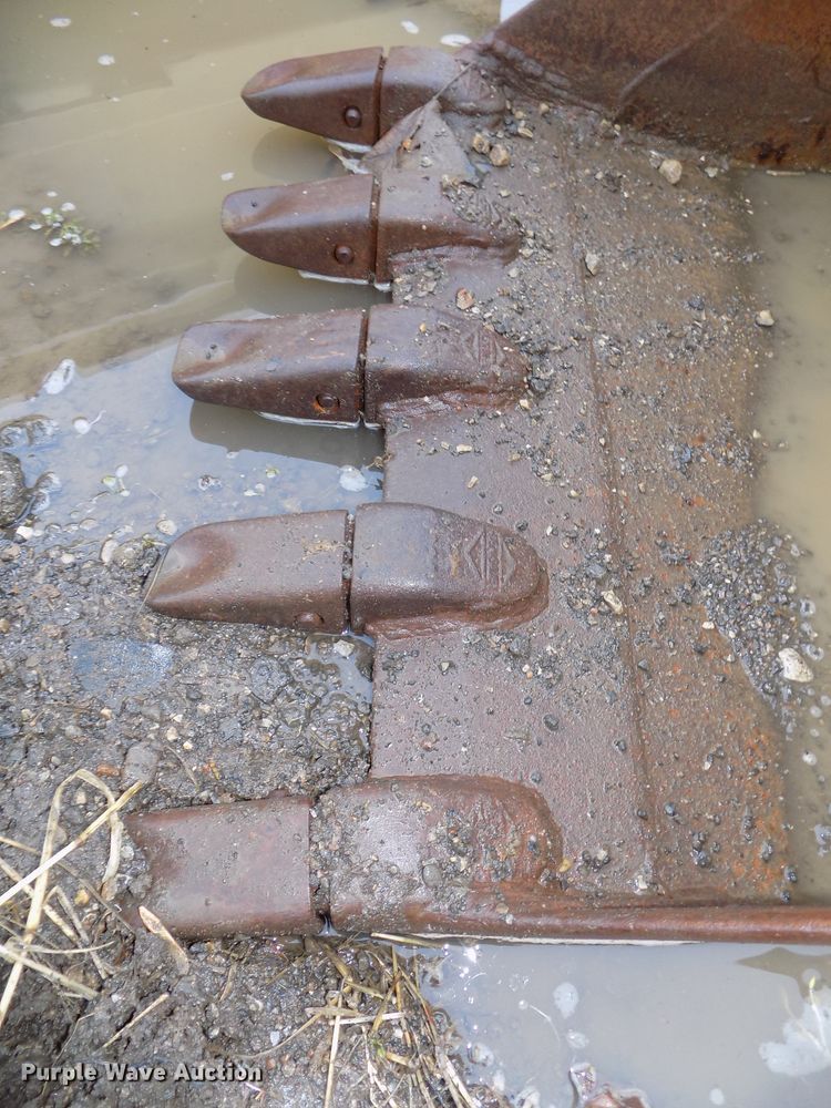 image for item DO9393 Caterpillar 28"W excavator bucket