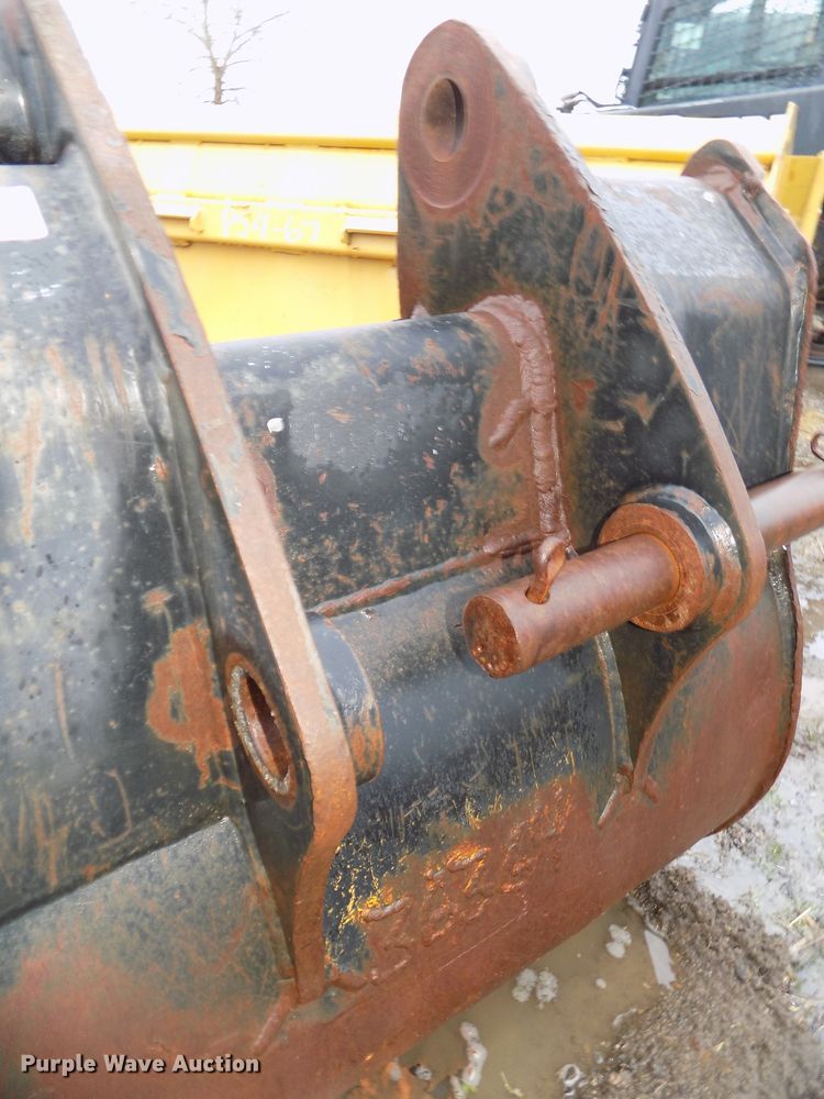 image for item DO9393 Caterpillar 28"W excavator bucket