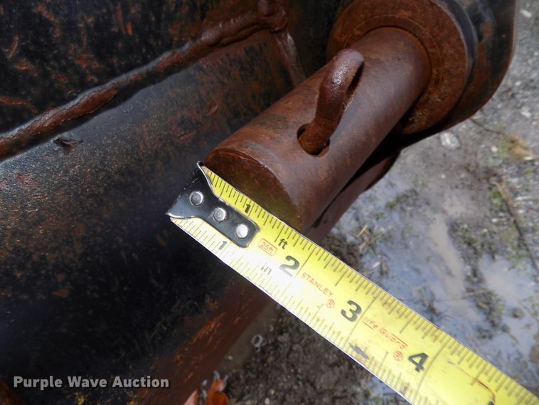 image for item DO9393 Caterpillar 28"W excavator bucket