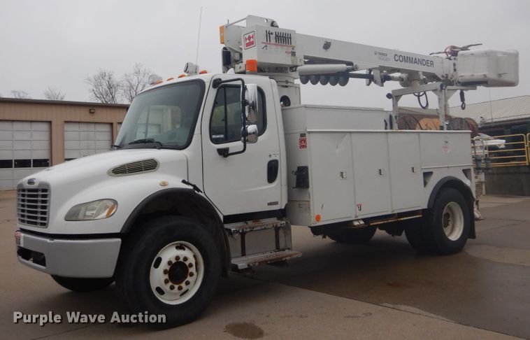 image for item GB9822 2006 Freightliner Business Class M2 digger derrick truck