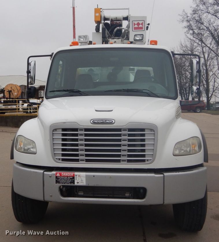 image for item GB9822 2006 Freightliner Business Class M2 digger derrick truck