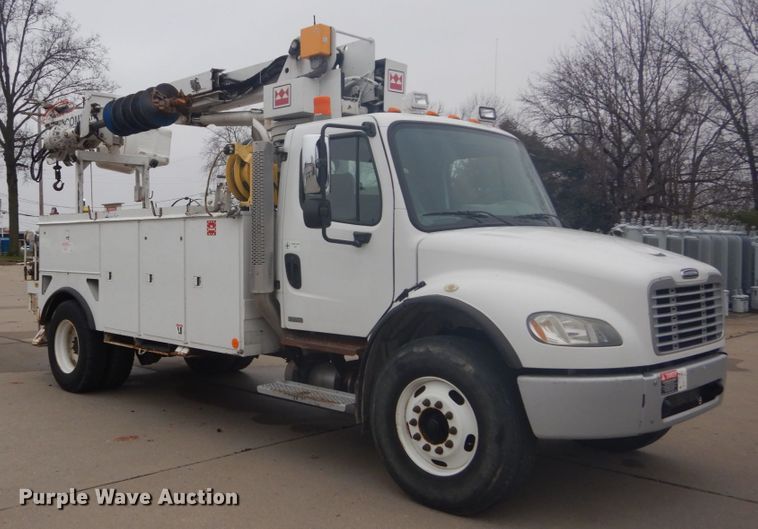 image for item GB9822 2006 Freightliner Business Class M2 digger derrick truck