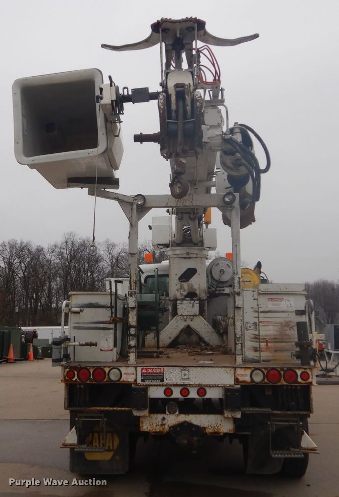 image for item GB9822 2006 Freightliner Business Class M2 digger derrick truck