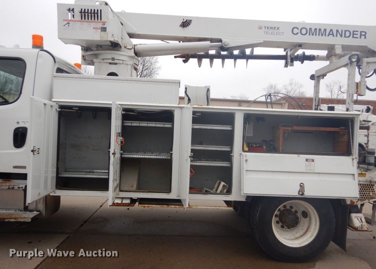 image for item GB9822 2006 Freightliner Business Class M2 digger derrick truck