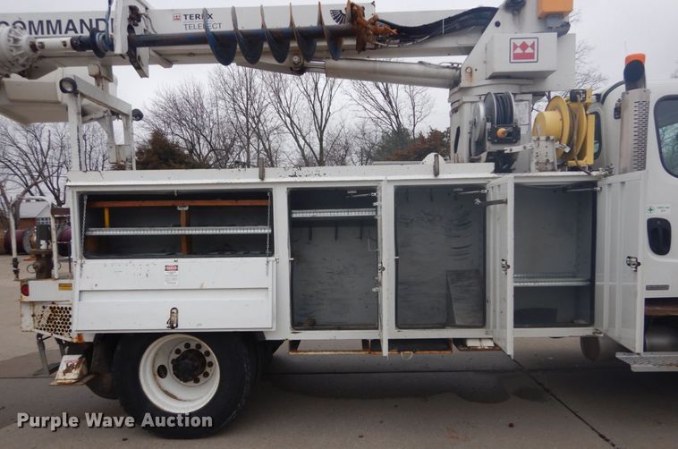 image for item GB9822 2006 Freightliner Business Class M2 digger derrick truck