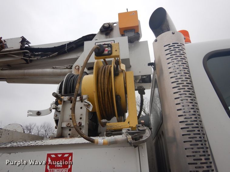 image for item GB9822 2006 Freightliner Business Class M2 digger derrick truck