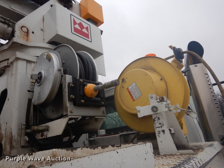 image for item GB9822 2006 Freightliner Business Class M2 digger derrick truck