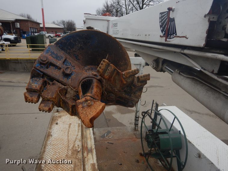 image for item GB9822 2006 Freightliner Business Class M2 digger derrick truck