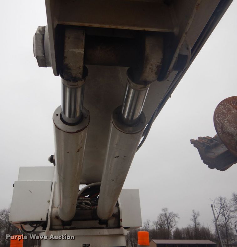 image for item GB9822 2006 Freightliner Business Class M2 digger derrick truck