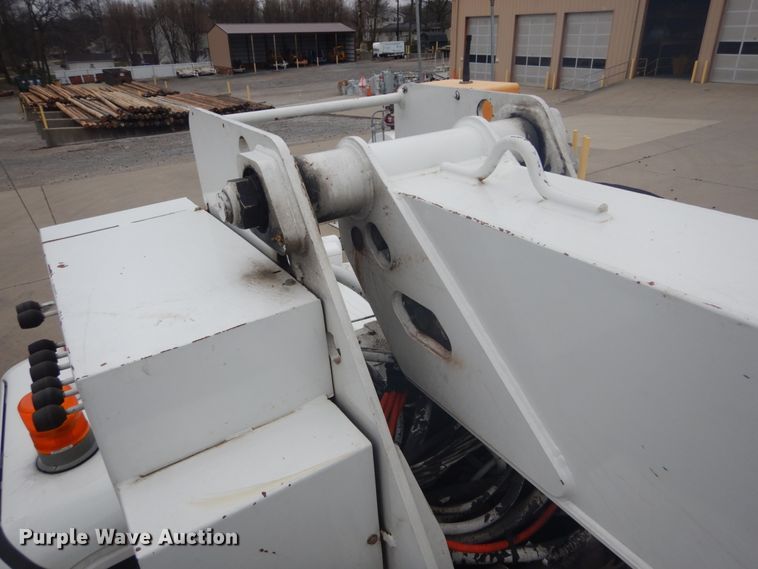 image for item GB9822 2006 Freightliner Business Class M2 digger derrick truck