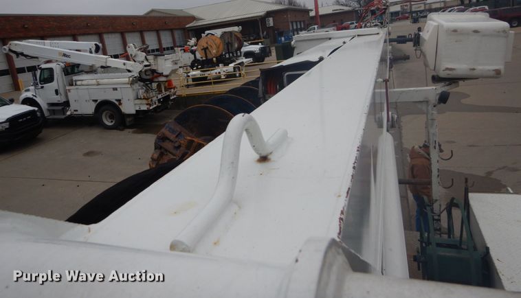 image for item GB9822 2006 Freightliner Business Class M2 digger derrick truck