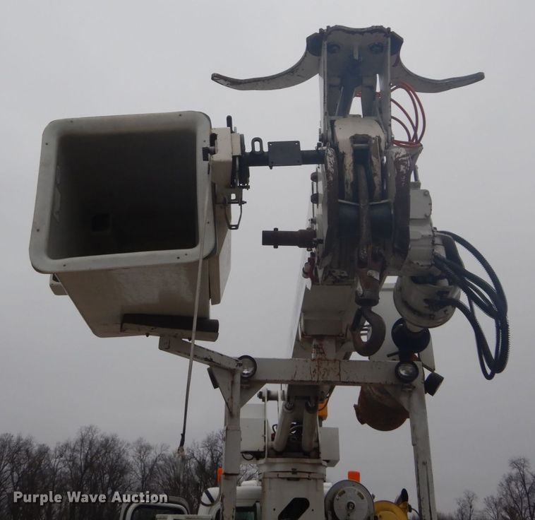 image for item GB9822 2006 Freightliner Business Class M2 digger derrick truck