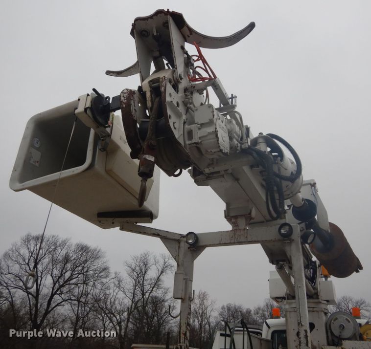 image for item GB9822 2006 Freightliner Business Class M2 digger derrick truck