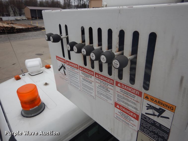 image for item GB9822 2006 Freightliner Business Class M2 digger derrick truck