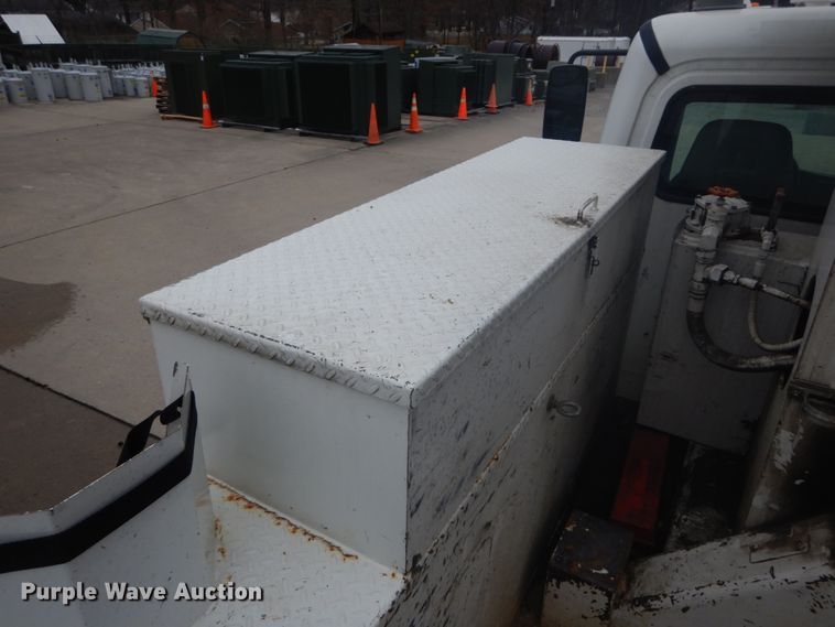 image for item GB9822 2006 Freightliner Business Class M2 digger derrick truck