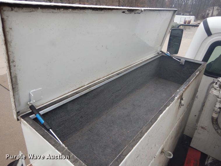 image for item GB9822 2006 Freightliner Business Class M2 digger derrick truck