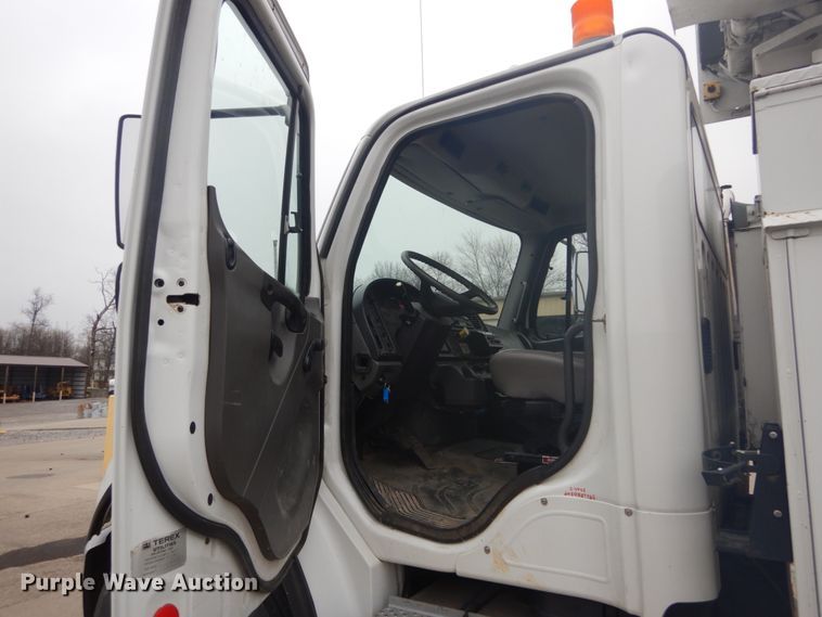 image for item GB9822 2006 Freightliner Business Class M2 digger derrick truck