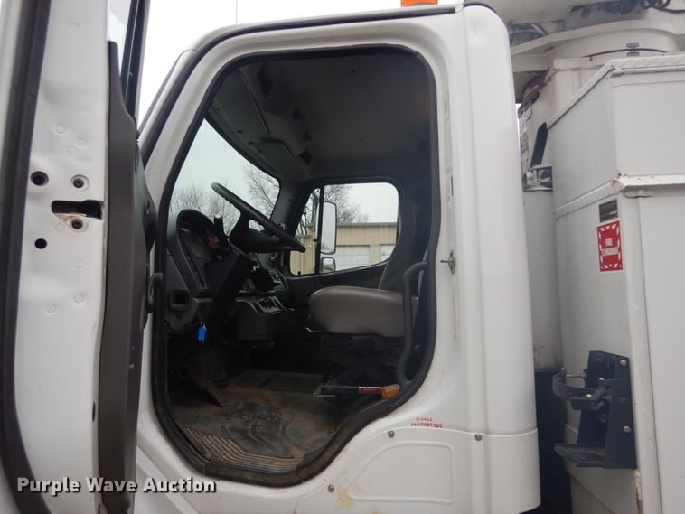 image for item GB9822 2006 Freightliner Business Class M2 digger derrick truck