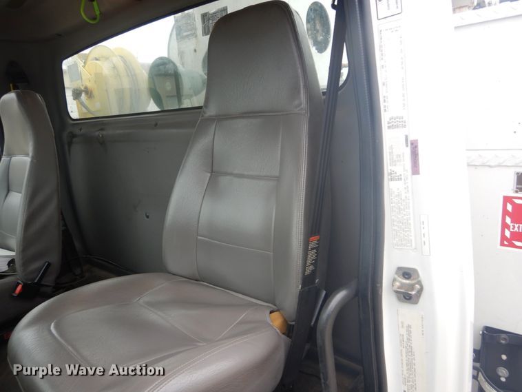 image for item GB9822 2006 Freightliner Business Class M2 digger derrick truck