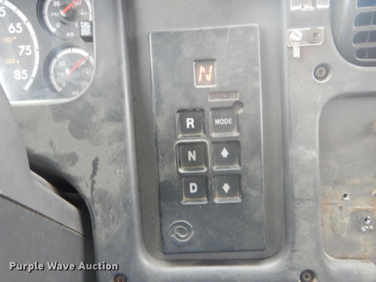 image for item GB9822 2006 Freightliner Business Class M2 digger derrick truck