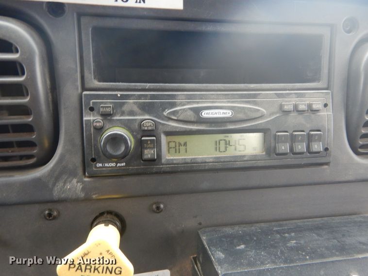 image for item GB9822 2006 Freightliner Business Class M2 digger derrick truck