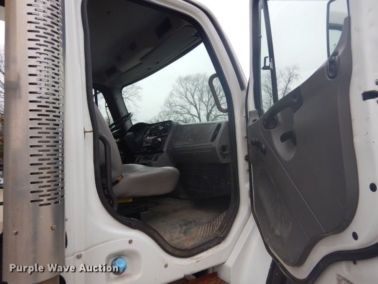 image for item GB9822 2006 Freightliner Business Class M2 digger derrick truck