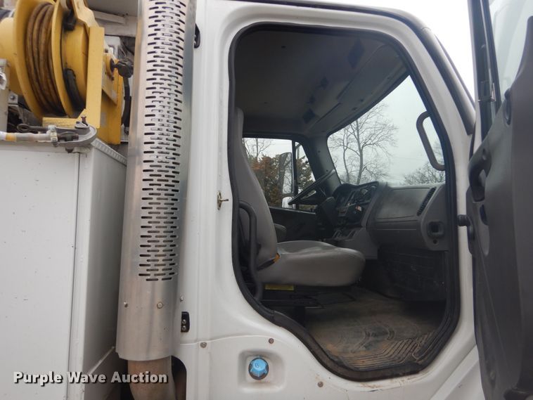 image for item GB9822 2006 Freightliner Business Class M2 digger derrick truck