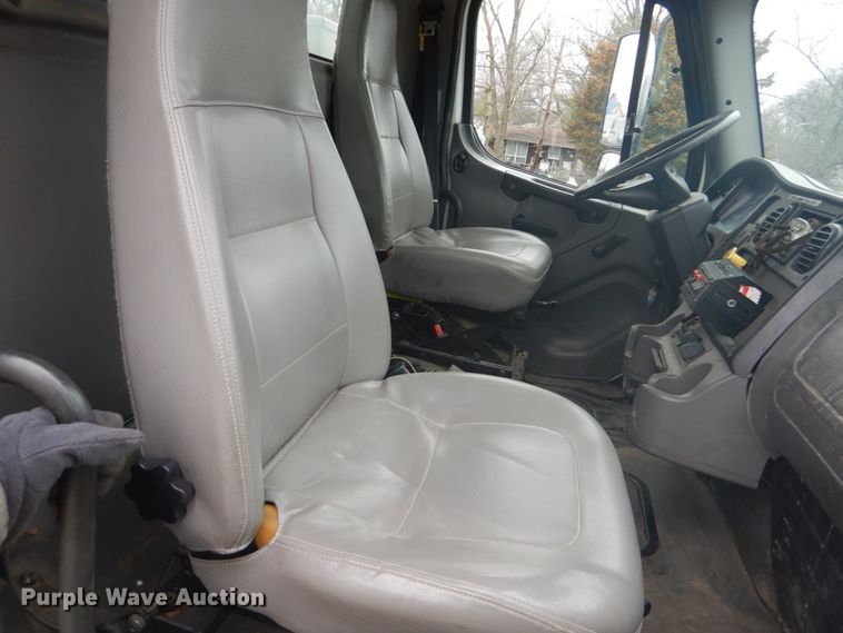 image for item GB9822 2006 Freightliner Business Class M2 digger derrick truck