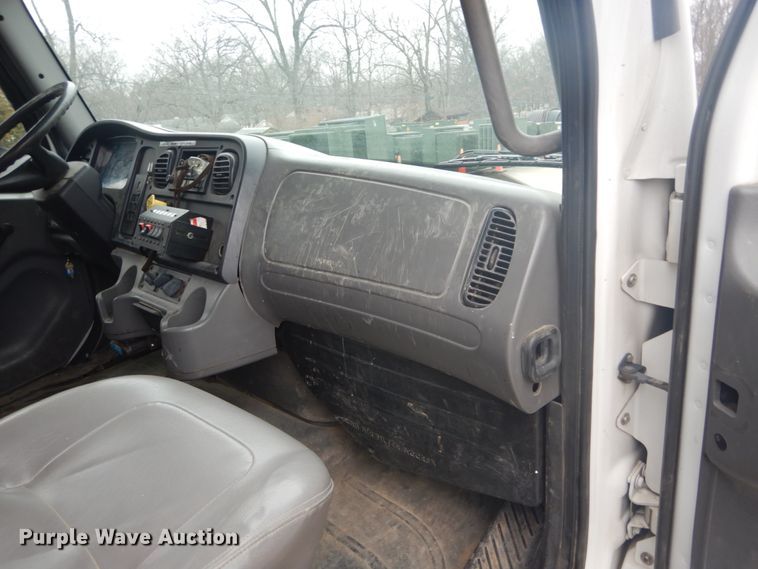 image for item GB9822 2006 Freightliner Business Class M2 digger derrick truck