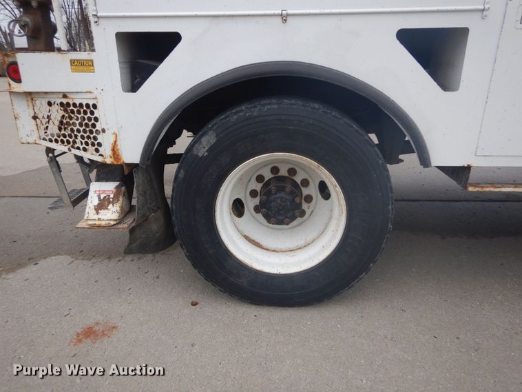 image for item GB9822 2006 Freightliner Business Class M2 digger derrick truck