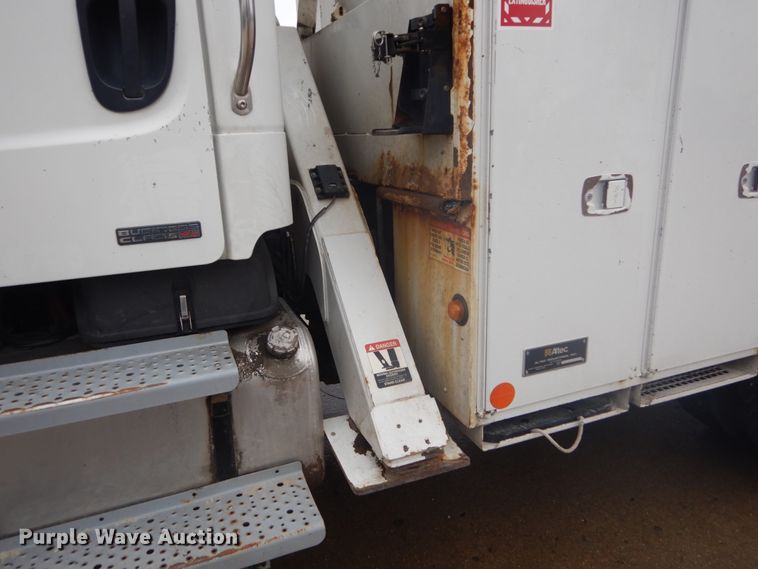 image for item GB9823 2009 Freightliner Business Class M2 bucket truck