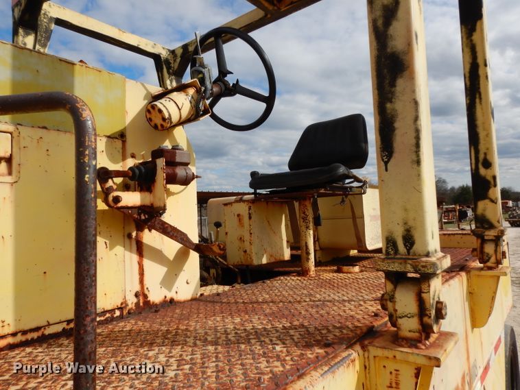 image for item GE9266 1992 Ferguson SP-1118 pneumatic roller