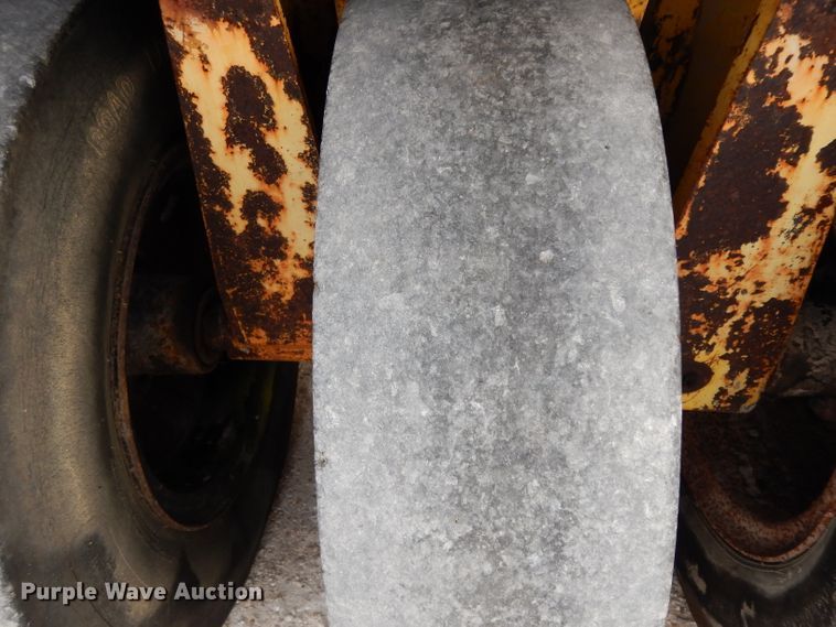 image for item GE9266 1992 Ferguson SP-1118 pneumatic roller