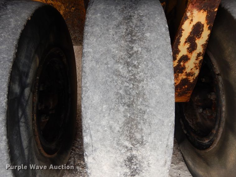 image for item GE9266 1992 Ferguson SP-1118 pneumatic roller