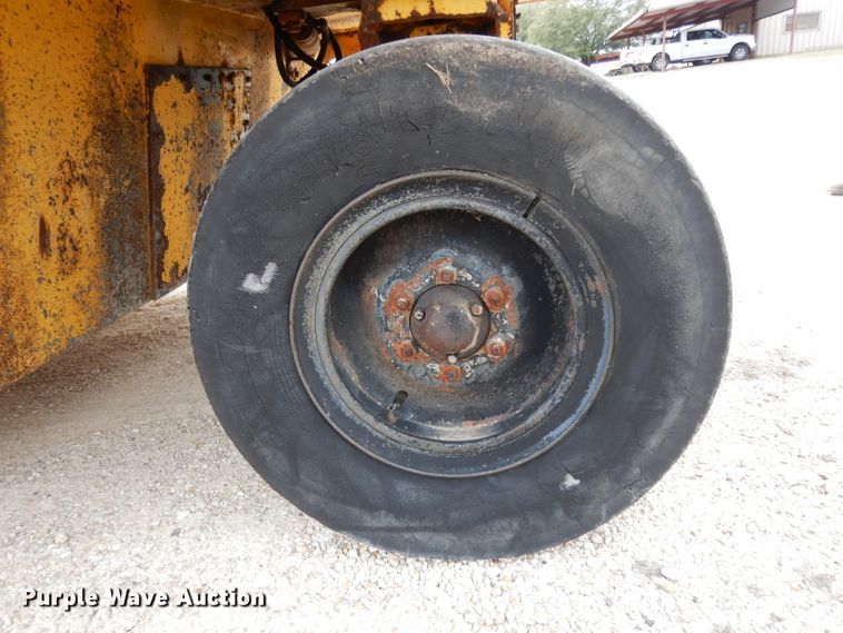 image for item GE9266 1992 Ferguson SP-1118 pneumatic roller