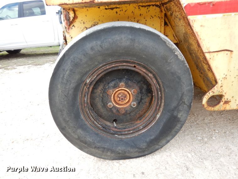 image for item GE9266 1992 Ferguson SP-1118 pneumatic roller