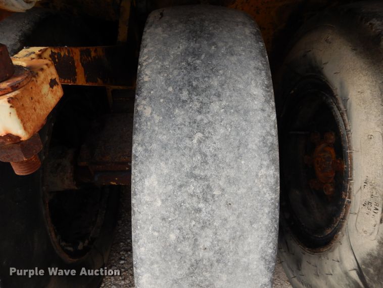 image for item GE9266 1992 Ferguson SP-1118 pneumatic roller