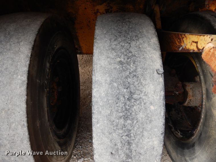 image for item GE9266 1992 Ferguson SP-1118 pneumatic roller