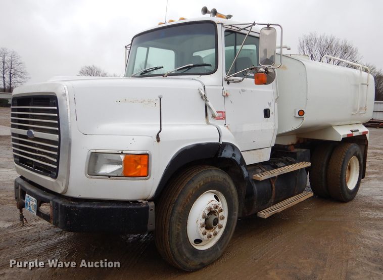image for item GO9978 1992 Ford LA8000 water truck