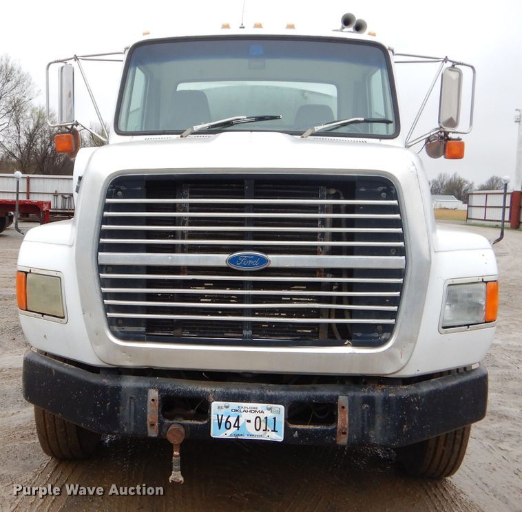image for item GO9978 1992 Ford LA8000 water truck
