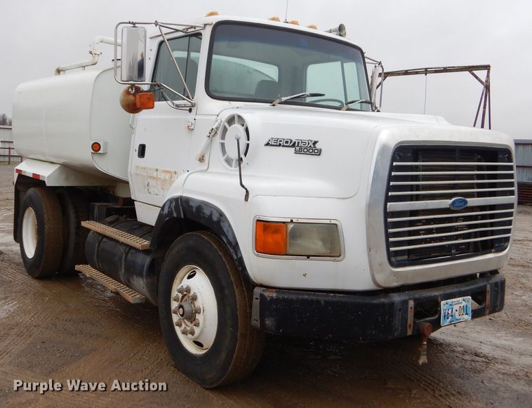 image for item GO9978 1992 Ford LA8000 water truck